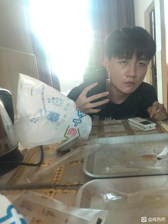 ”给大伙看一下戒色的对比照片