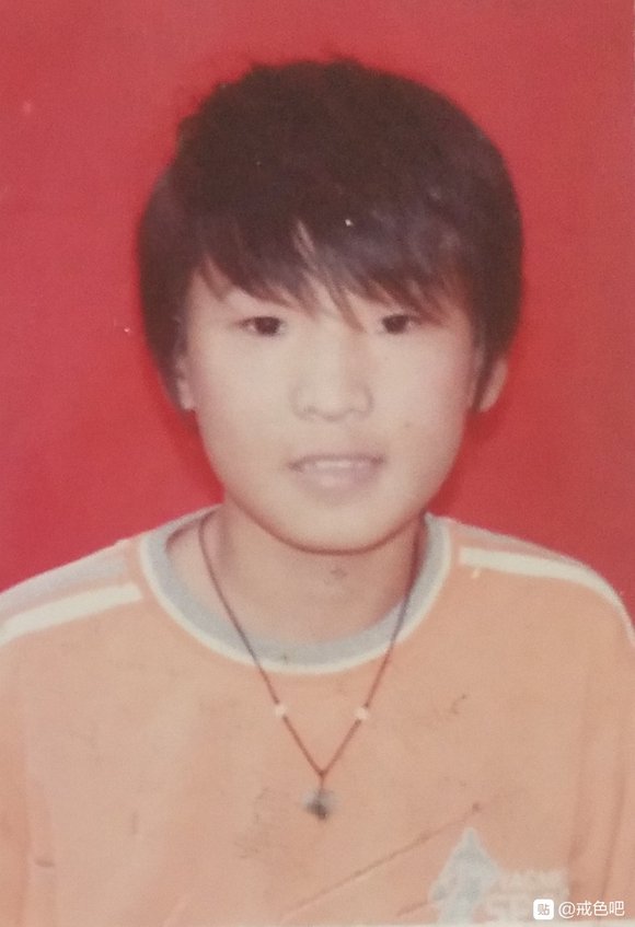 ”这是六年级时候的照片，当时的自己真的很天真纯洁，活得很快乐，