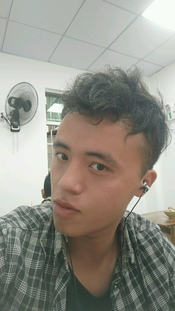 ”戒了一年，对比照。戒了之后真的会变帅的。