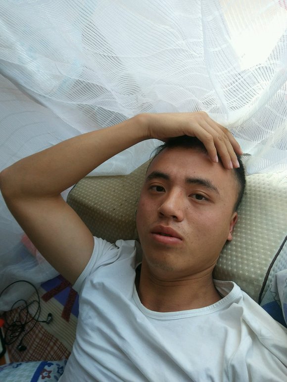 ”戒了一年，对比照。戒了之后真的会变帅的。