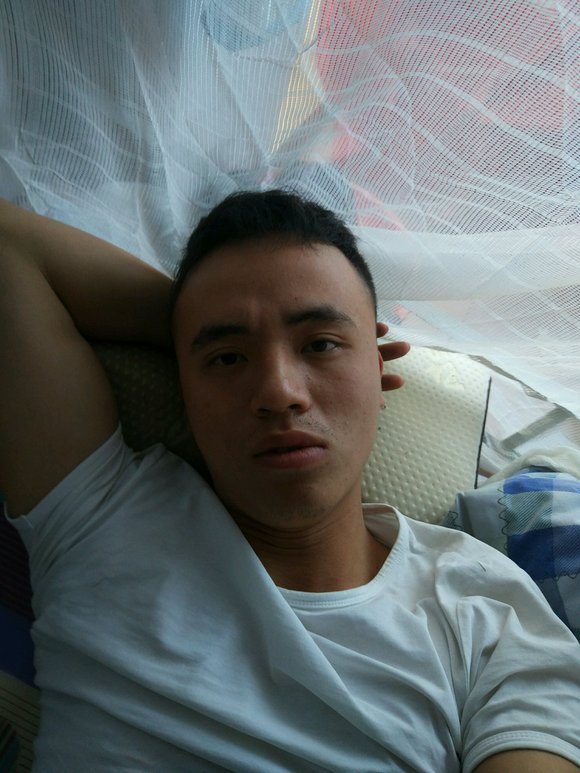 ”戒了一年，对比照。戒了之后真的会变帅的。