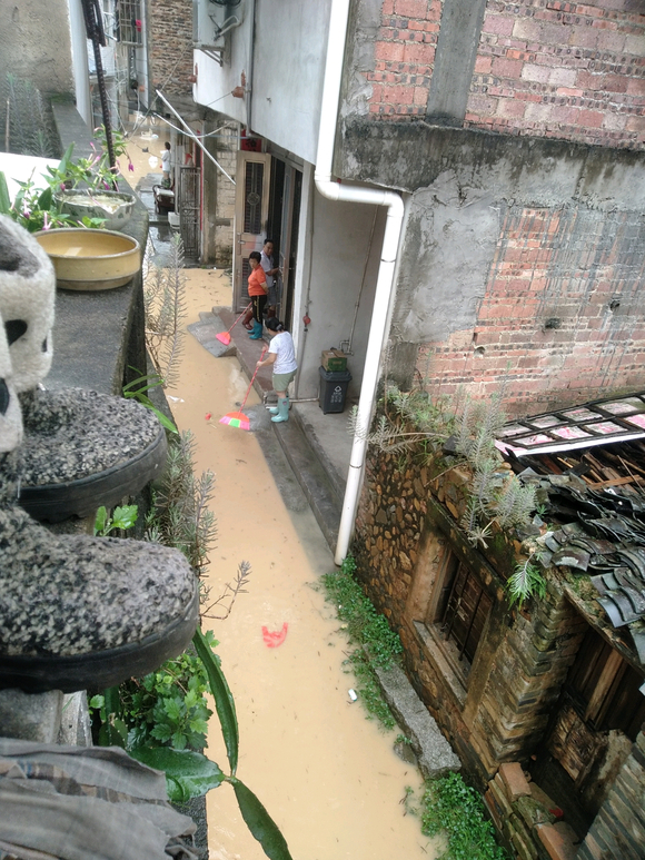 ”外面都下雨了，今天有点糟糕