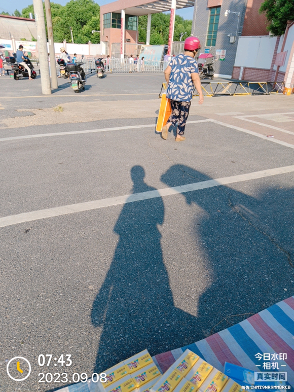 ”每天学校门口摆一摆都没时间想那些事了