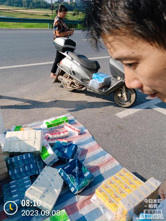 ”每天学校门口摆一摆都没时间想那些事了