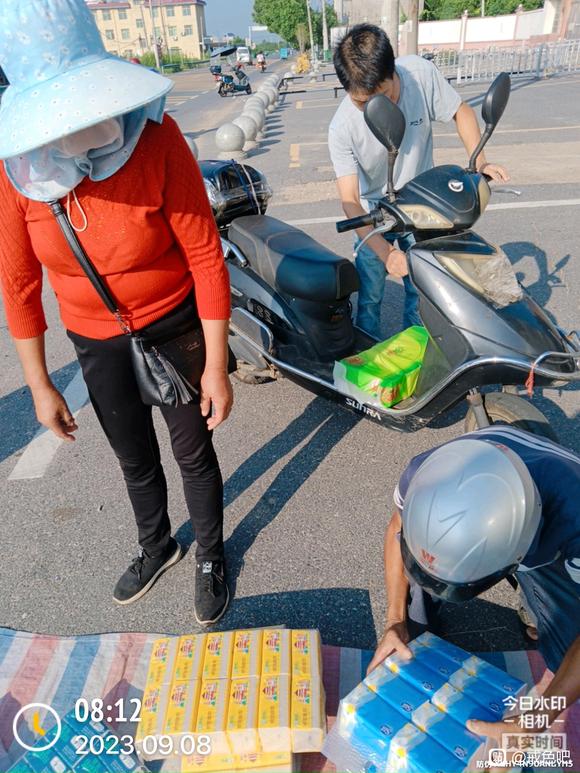 ”每天学校门口摆一摆都没时间想那些事了