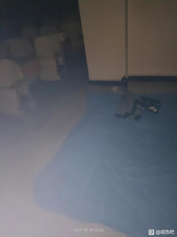 ”昨晚在大学教室睡了一晚，大三头一次