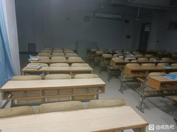 ”昨晚在大学教室睡了一晚，大三头一次