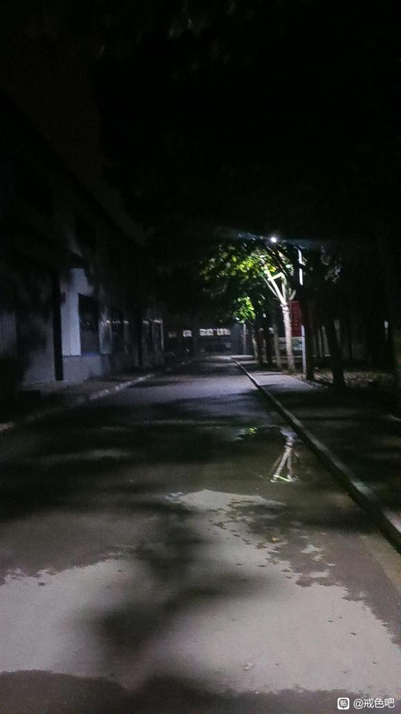 ”昨晚在大学教室睡了一晚，大三头一次