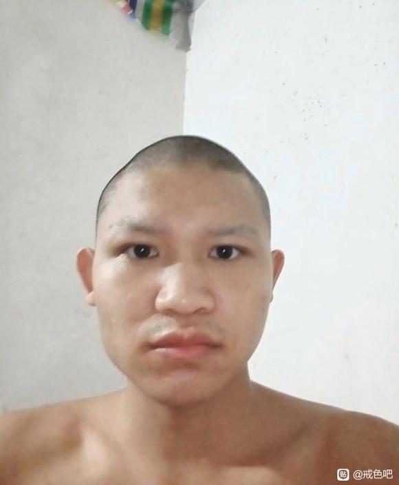 ”九岁开始打飞机现在21岁贴吧第一丑