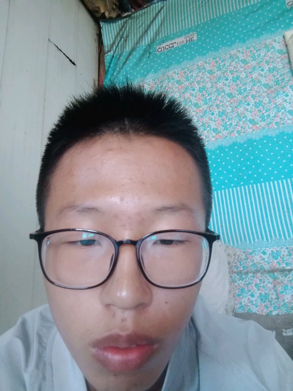 ”今天看黄了，但忍住没破，漏了点前列腺液