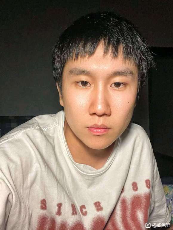 ”发布在戒色吧的图片,发布图片的右下角如何显示“贴、戒色吧”那