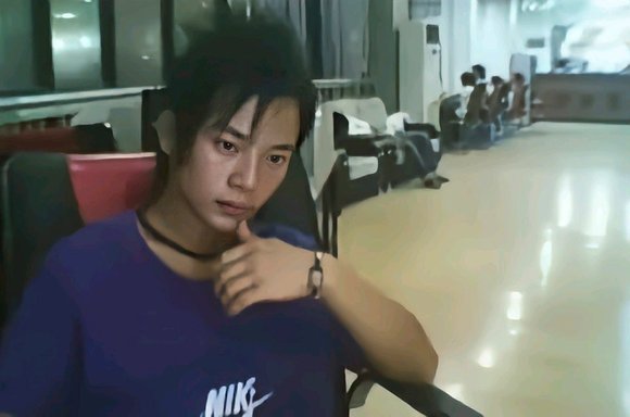 ”　　是来自于贵州遵义的，初中毕业，现在24岁，年底满25，呵