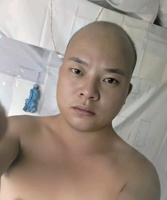 ”　　是来自于贵州遵义的，初中毕业，现在24岁，年底满25，呵