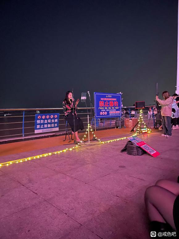 ”生活不止眼前的苟且，还有诗和远方