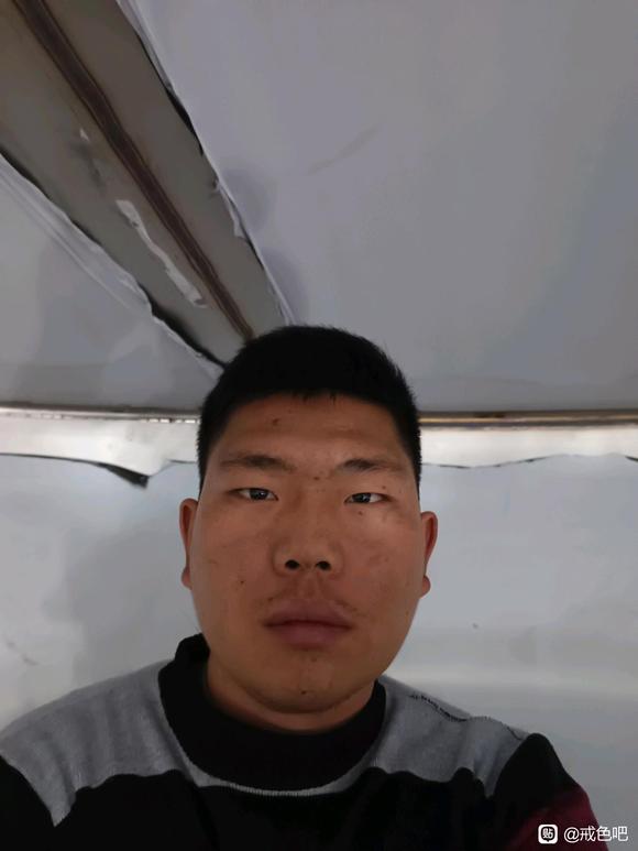 ”兄弟们，评价一下我的长相