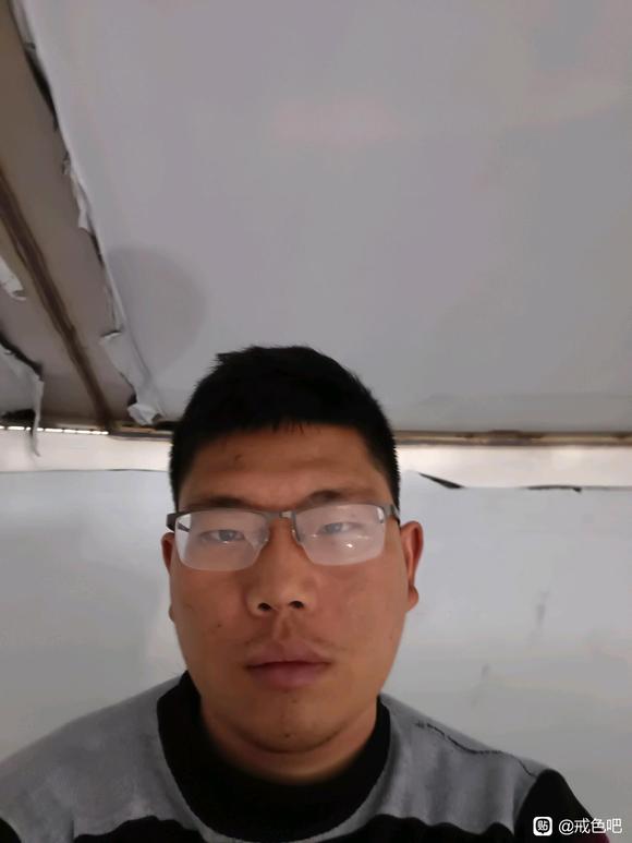 ”兄弟们，评价一下我的长相