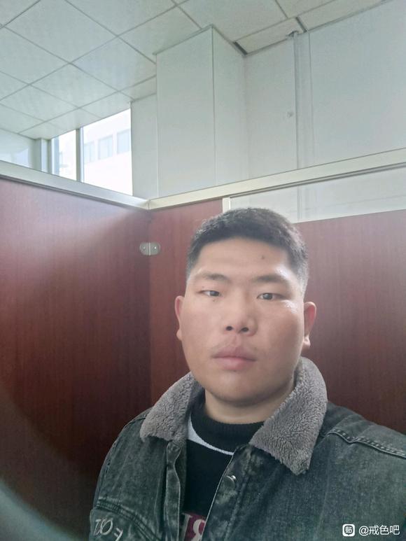 ”兄弟们，评价一下我的长相