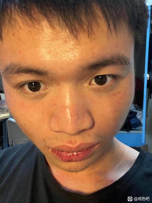 ”手艺了两年，感觉自己现在看起来好变扭，图二是现在，图一是手艺前