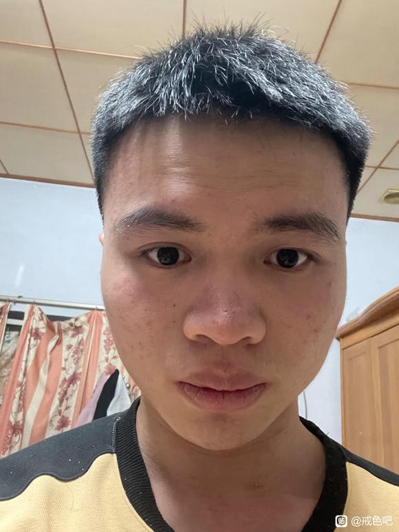 ”手艺了两年，感觉自己现在看起来好变扭，图二是现在，图一是手艺前