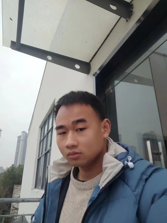 ”本人一直觉得长的很丑，有时都不敢照镜子；大家来点评一下，谢谢