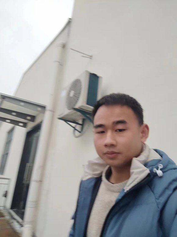 ”本人一直觉得长的很丑，有时都不敢照镜子；大家来点评一下，谢谢