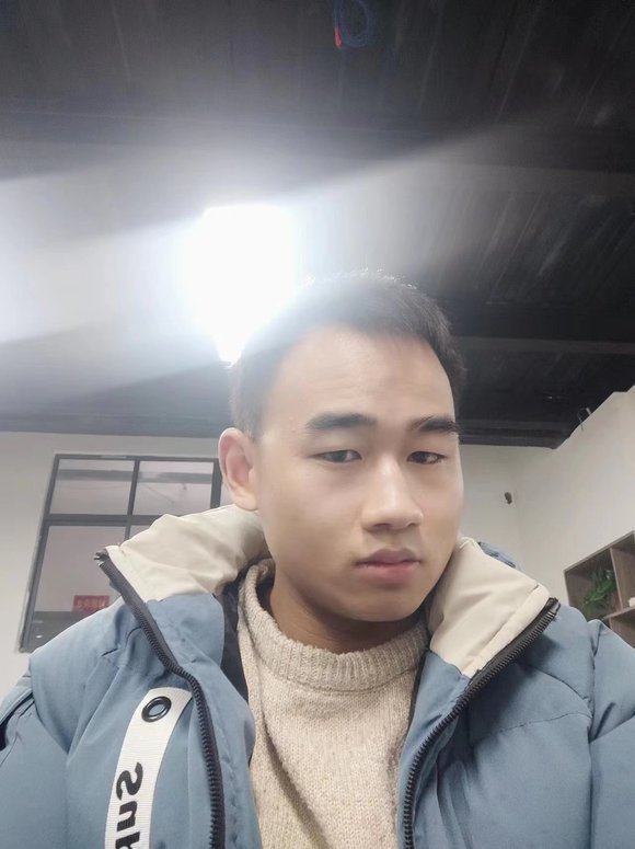 ”本人一直觉得长的很丑，有时都不敢照镜子；大家来点评一下，谢谢